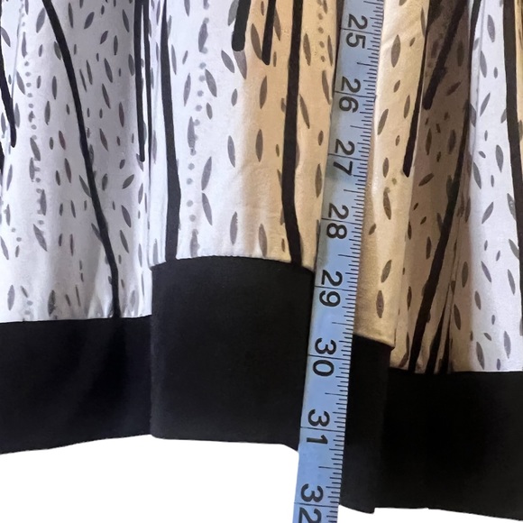 Lane Bryant Plus Size 26/28 Black & White Print Banded Stretch Top - Picture 2 of 6